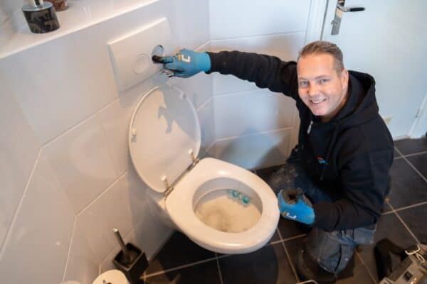Gootsteen ontstoppen Haarlem 14 Monteur van Spoedservice Duurzaam Verwarmen aan het werk